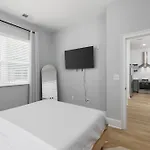Luxury Design Condo, Close To Downtown Broadway & Coffee *