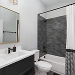 Luxury Design Condo, Close To Downtown Broadway & Coffee Apartment *