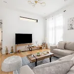 Extra Spacious 4 Bed / 4.5 Bath Music Row Holiday home