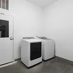 Apartment Modern Comfort Only 2 Mile To Downtown Broadway *