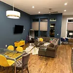 Glitz & Guitars I Stylish 3br With Rooftop Hot Tub In East Holiday home *