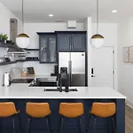 Apartment Modern Spacious With Parking By Downtown Broadway *