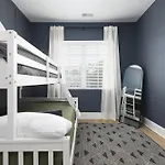 Apartment Modern Spacious With Parking By Downtown Broadway *