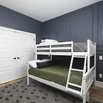 Modern Spacious With Parking By Downtown Broadway