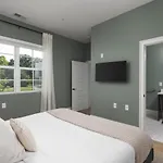 Chic Spacious 2 Bedroom Walk To Coffee And Restaurants