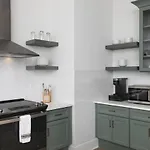 Chic Spacious 2 Bedroom Walk To Coffee And Restaurants