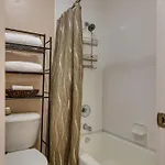 New Listing! Gorgeous Downtown Walk To On The River #3 Aparthotel 4*