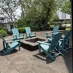 New Listing! Gorgeous Downtown Walk To On The River #3 4*