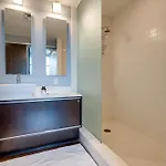 Holiday home Smart, Stylish Music - Concierge, Restaurants, Gym, Rooftop Patio, Parking *