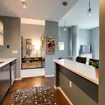 Smart, Stylish Music - Concierge, Restaurants, Gym, Rooftop Patio, Parking Holiday home *