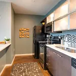 Smart, Stylish Music - Concierge, Restaurants, Gym, Rooftop Patio, Parking Holiday home