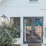 Hip, Cozy Cottage With A Fire Pit In Cleveland Park