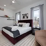 - 1400 Napoleon St. Holiday home