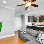 Modern Condo: Walk To Local Breweries! Holiday home *
