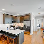 Modern Condo: Walk To Local Breweries! Holiday home