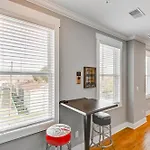 Modern Condo: Walk To Local Breweries! Holiday home