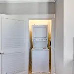 Modern Condo: Walk To Local Breweries! Holiday home