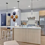 Dancing In The Moonlight In Downtown Walk To Broadway Holiday home *