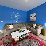 Holiday home 5 Min To Broadway Game Air Hockey Parking *