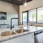 Apartment With 2 Queen Beds 7 Mins To Dt