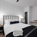 Bourbon Street Blues-odyssey-pool&gym-mins 2 Broadway Holiday home
