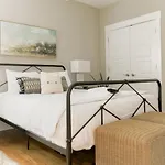 2-bedroom Penthouse With Rooftop & Free Parking *