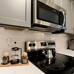 2-bedroom Penthouse With Rooftop & Free Parking *