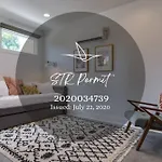 Holiday home Charming East Nash Retreat, Walk To Dining Faves, Cozy Den, Workspace And Smart Tvs, Plush Velvet Sofa, Full Kitchen & Garage, Near Mas Tacos & Five Points, 10 Min To Broadway, 24 Hr Hospitality *