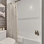 The Stage In Downtown W Pool/gym | Walk To Broadway Holiday home