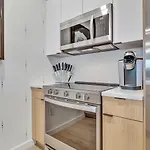 The Stage In Downtown W Pool/gym | Walk To Broadway