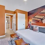 The Stage In Downtown W Pool/gym | Walk To Broadway Holiday home *