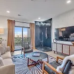 Holiday home The Stage In Downtown W Pool/gym | Walk To Broadway *