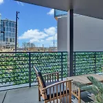 The Stage In Downtown W Pool/gym | Walk To Broadway Holiday home *