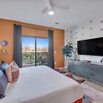 Holiday home The Stage In Downtown W Pool/gym | Walk To Broadway