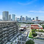 Holiday home The Stage In Downtown W Pool/gym | Walk To Broadway