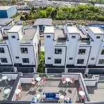 Holiday home New Nash Eras - Rooftop Decks With Hot Tub - 15 Beds *