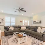 New Amazing 4br Suite* Hot Tub *2 Mi To Music Holiday home