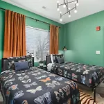 Near Downtown Walk To Restaurants, Bars & Music Apartment