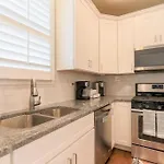 Holiday home New Amazing 4br Suite* Hot Tub *2 Mi To Music *