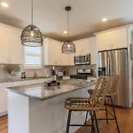 New Amazing 4br Suite* Hot Tub *2 Mi To Music Holiday home