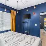 Near Downtown Walk To Restaurants, Bars & Music Apartment *