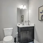 Modern Nations - Walkable - 5 Mi Downtown