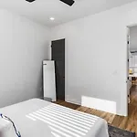Holiday home Rooftop Deck Patio And Garage Walk To Restaurants Coffee Brewery