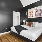 Holiday home Rooftop Deck Patio And Garage Walk To Restaurants Coffee Brewery Nashville