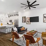 Rooftop Deck Patio And Garage Walk To Restaurants Coffee Brewery Holiday home Nashville