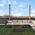 Holiday home Modern With Large Patio Rooftop Deck And Garage