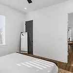 Holiday home Modern With Large Patio Rooftop Deck And Garage