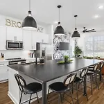 Holiday home Modern With Large Patio Rooftop Deck And Garage *
