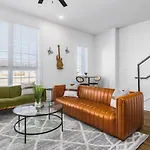 Modern With Large Patio Rooftop Deck And Garage Holiday home *