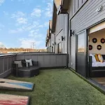 Holiday home Modern With Large Patio Rooftop Deck And Garage *